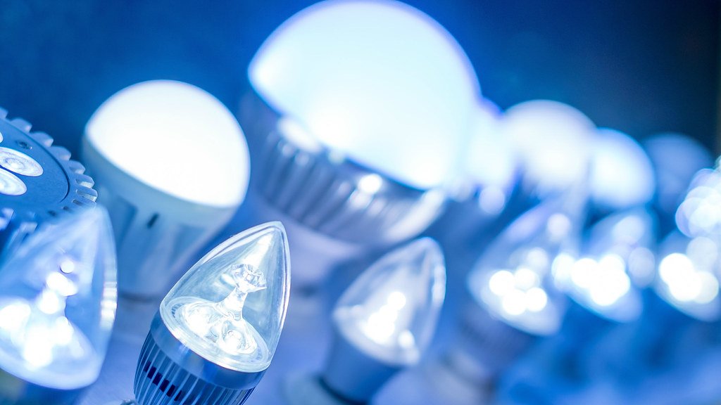 المجاعة الضوئية: كيف يؤثر الضوء الأزرق ولمبات LED على طاقتك ونومك وصحتك؟ 2 كيف يؤثر الضوء الأزرق ولمبات LED على طاقتك ونومك وصحتك