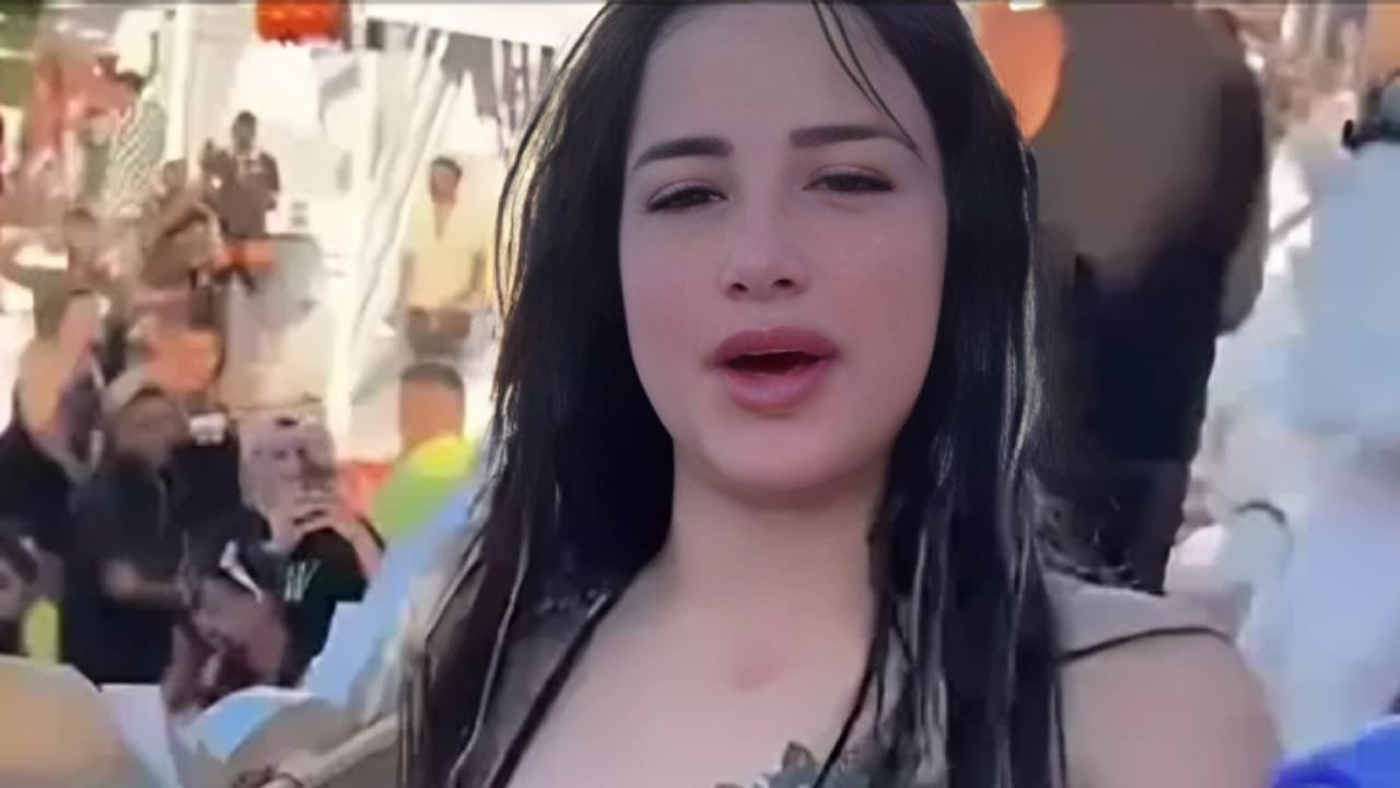 فيديو تسريب نور تفاحه المنتشر: القصة والتفاصيل الكاملة 2 صورة بها الراقصة المصرية نور تفاحه ضمن الحديث عن سكس نور تفاحه جديد، وعن xnxx نور تفاحه